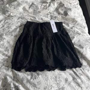Säljer nu en helt ny oanvänd kjol från Gina Tricot i storlek Xs då den aldrig kommer till användning. 
