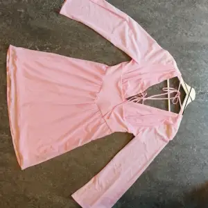 Fin, romantisk och charmig!  Söt rosa klänning, oanvänd, märke Divided, H&M storlek S. Stretchable. Öppen på ryggen och med djup decolte framme. Ej genomskinlig i kjolen. Bör helst provas. 