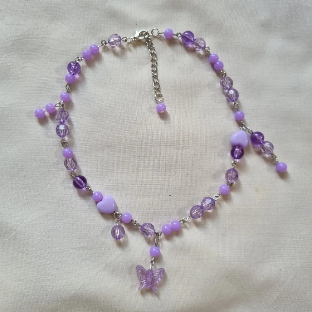 Handgjort halsband 💜. Asusteet.