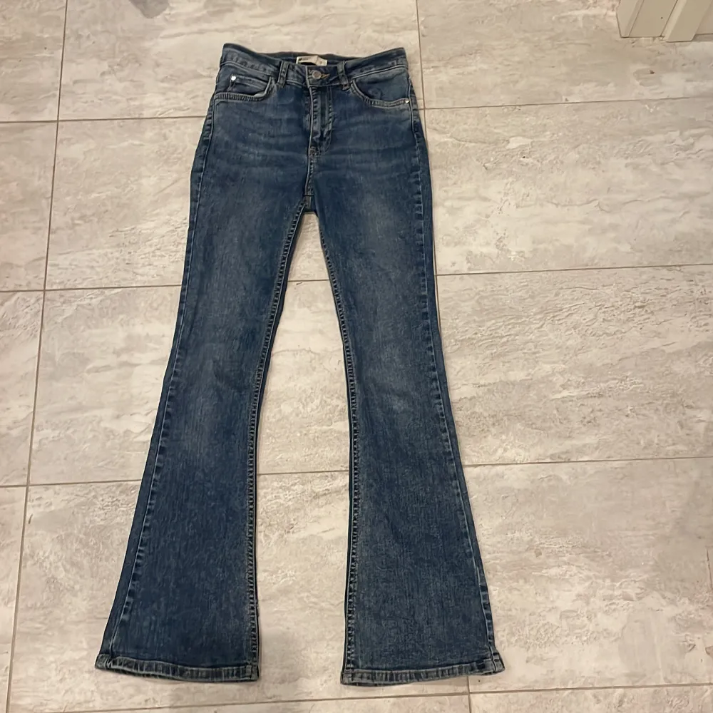 Ett par skitsnygga bootcut jeans som passar till alla tillfällen och är otroligt sköna. De köptes för två år sedan och har tyvärr bara legat och tagit plats i min garderob då de inte passar mig så bra, därför säljes de.  Hör av er om ni är intresserade!🤍. Jeans & Byxor.
