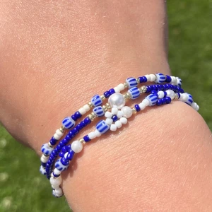 Blåa armband💙💙 - Tre handgjorda armband! 20kr/styck förutom armbandet med blommor som kostar 40kr💙vid köp av alla tre 65kr!!
