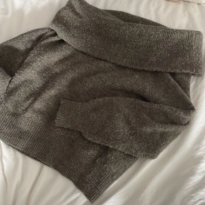 Stickad tröja - En stickad tröja från H&M som har väldigt fin brun nyans. Strl XS men känns mer som en S. 