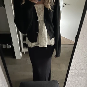 Stickad kofta - Fin stickad kofta med lite större silverknappar Koftan är från hm och är i storlek s/m