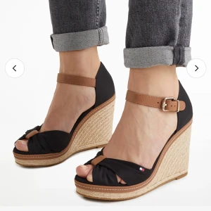 Tommy Hilfiger skor/ sandal💙 - Använd enstaka gång, i nytt skick, i färgen Midnigth (mörkblå). Tillhörande kartong medföljer. Köpare står för frakten 💙