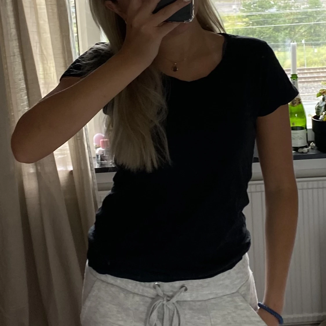 Svart T-shirt med snygg urringning  - 91