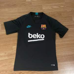 Jätte fin Barcelona träningstshirt från Nike, perfekt att ha nu på sommaren💕