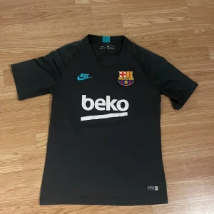 Fotbolls tshirt - Jätte fin Barcelona träningstshirt från Nike, perfekt att ha nu på sommaren💕