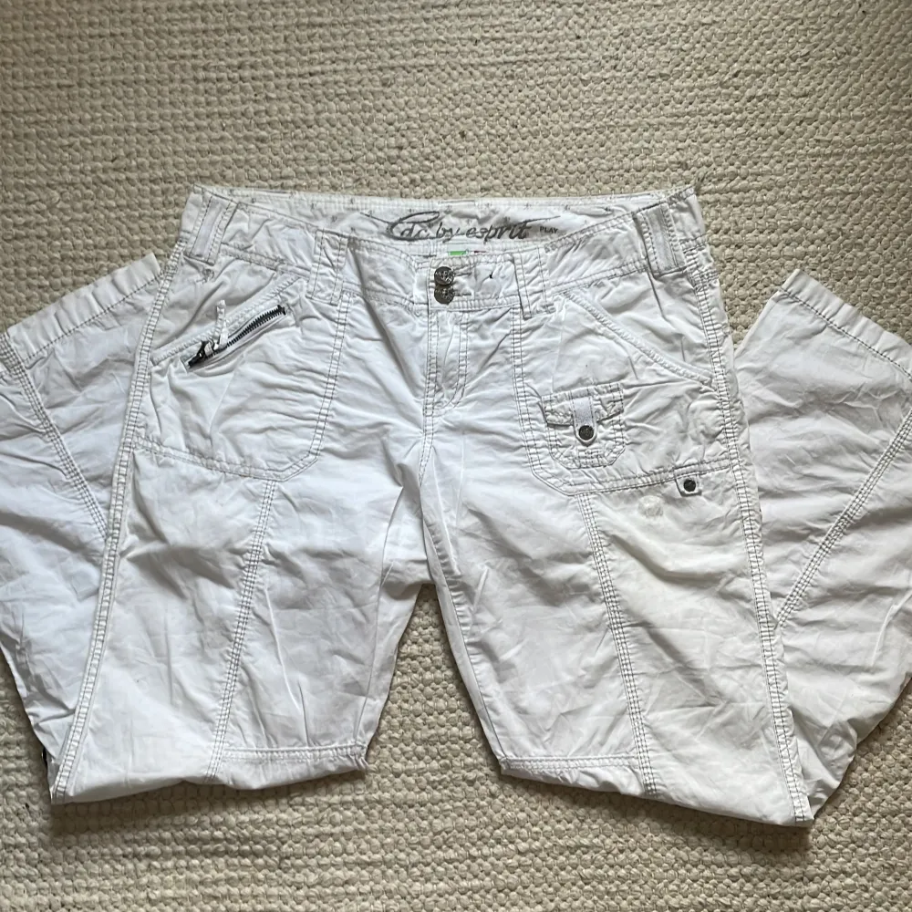 Super söta vita cargo pants. Inga täcken på användning❤️midja 45cm och innerbenslängd 73cm. Jeans & Byxor.