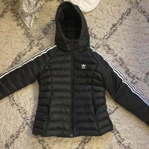 Jacka  - Jacka från adidas använd några gånger den är som ny inget fel på den jätte fin jacka 