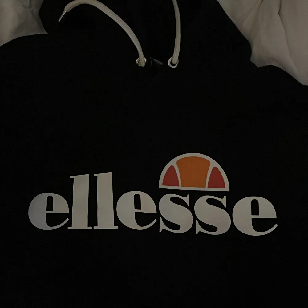 Fin hoodie från märket ellesse, använd men i fint skick, trycket har inga sprickor! Den är i storlek S. Hoodies.