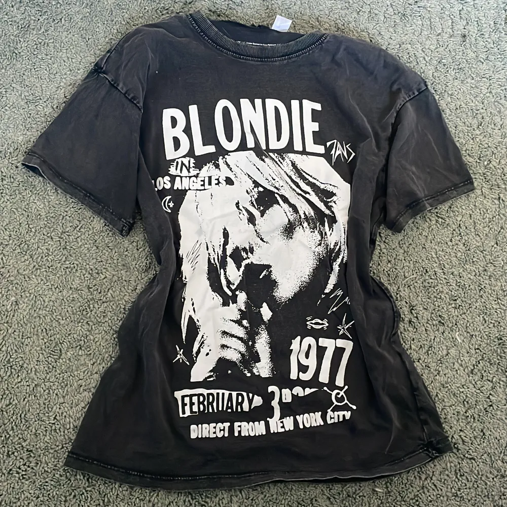 Y2k Blondie T-shirt från h&m divided, grå, vit. Sällan använd, bra skick.. T-shirts.