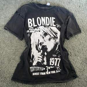 Y2k Blondie T-shirt från h&m divided, grå, vit. Sällan använd, bra skick.
