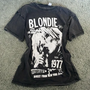 Blondie T-shirt från h&m divided - Y2k Blondie T-shirt från h&m divided, grå, vit. Sällan använd, bra skick.