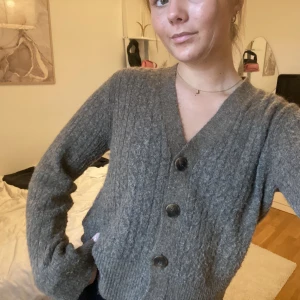 Brun kofta - Säljer denna otroligt sköna och fina stickade tröja! Köpt från mitt jobb så använder den mest där så har börjat tröttna lite på den nu därav varför jag säljer den! Bra skick då den inte nopprat så himla mycket❤️‍🔥 Pris kan alltid diskuteras😚 kraam