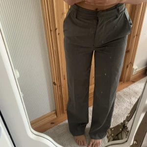Gråa kostymbyxor  - Skit snygga gråa kostymbyxor från bikbok i storlek 34 som jag ÄLSKAR men blivit för små nu… Jag är 167cm och dom sitter mid/highwaist på mig!☺️