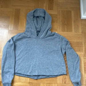 Croppad huvtröja från Brady Melville - Bra skick men snörena saknas