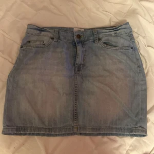 Jeanskjol  - En ljusblå jeanskjol. Använder ej längre. 