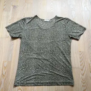 T-shirt från Woman collection med typ leopardmönster. I stort sett oanvänd. Den är lite grönare än det ser ut som på bilderna. 