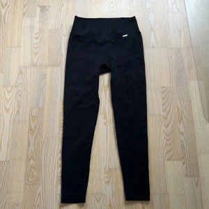 Svarta tights - Svarta träningstights från aim’n. Bra skick, bara använda några få gånger. Står inte storlek men skulle säga S.