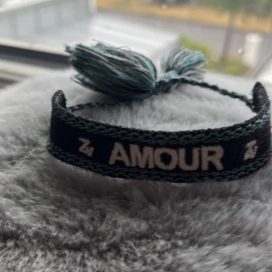 Zadig voltaire armband  - Säljer detta blå turkosa Zadig Voltaire armband. Använd ett få tal gånger. De rosa är såld. Och armbandet kostar 220.💕