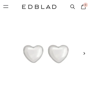 Edblad barley studs steel  - Säljer dessa silvriga hjärt örhängen från Edblad då jag inte tycker att dom passar på mig. Dom är aldrig använda. Ursprungs pris är 249 kronor