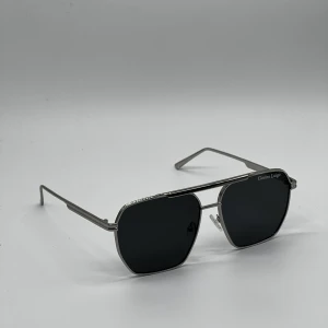 Gian Gotti solglasögon  - Solglasögon, nyskick och oanvända, säljer då den inte kommit till användning. 