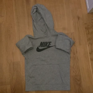 nike hoodie, 9/10 bra skick - Just nu så säljer jag min nike hoodie, den har knappast används.