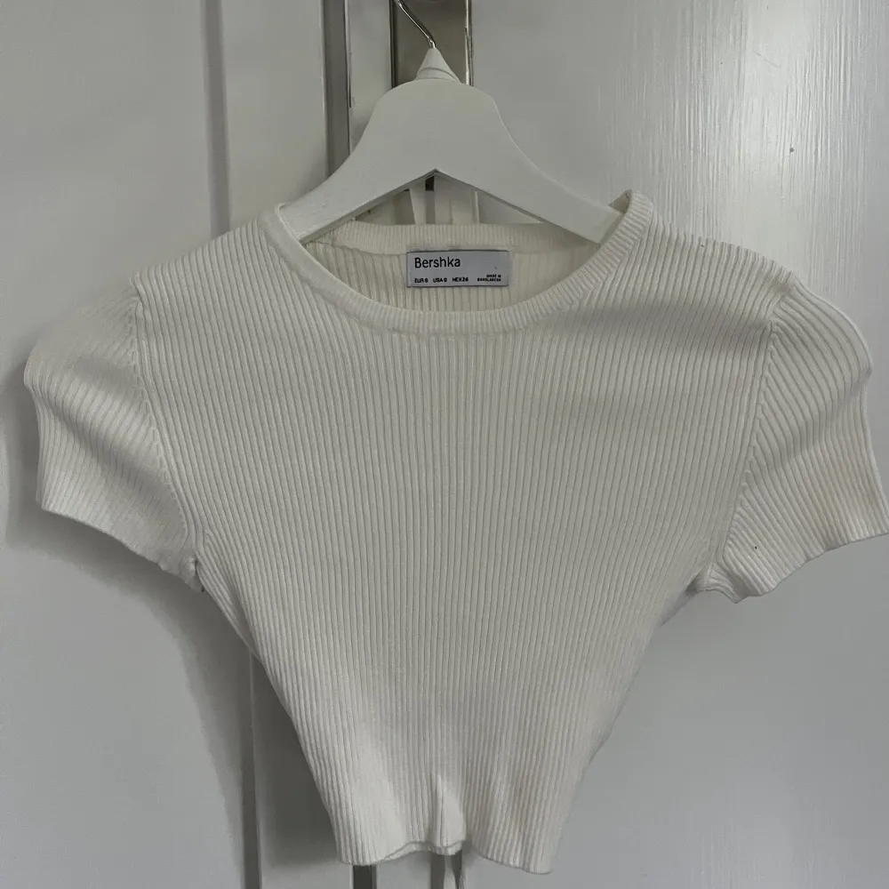 Vit topp från Bershka, bra skick, storlek s men passar bra andra storlekar på grund av det elastiska materialet. Klicka gärna på köp nu!!🤍🤍. Yläosat.