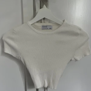 Vit Bershka topp - Vit topp från Bershka, bra skick, storlek s men passar bra andra storlekar på grund av det elastiska materialet. Klicka gärna på köp nu!!🤍🤍