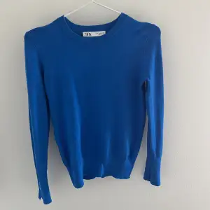 Superfin stickad tröja från Zara. Basic och funkar till mycket. Säljer pga att den inte kommer till användning. Köparen står för frakt.(Dm för fler bilder)💕💕💕