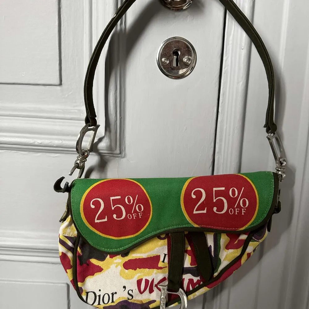 Säljer nu min äkta dior väska pågrund av att den aldrig kommer till användning längre!!🌸 högsta budet vinner, eller om man skriver privat om eget förslag!👍🏽. Asusteet.