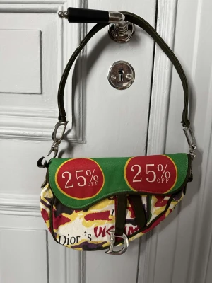 Dior Väska - Säljer nu min äkta dior väska pågrund av att den aldrig kommer till användning längre!!🌸 högsta budet vinner, eller om man skriver privat om eget förslag!👍🏽