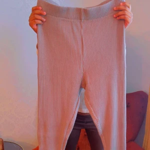 Byxor  - Har inte använt den eftersom de inte har varit min typ så tänkte sälja den.