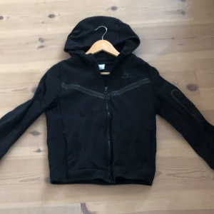 Svar Nike tech hoodie - Svart Nike tech Hoodie köpt från Nike, bra skick inget hål 