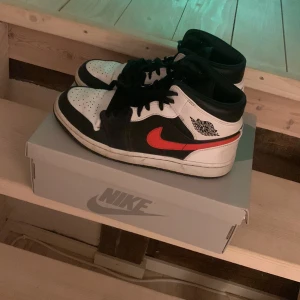 Jordan 1 Chile red  - Jordan 1 Chile red i bra skick! Inga fel! Skorna är storlek 42 men kan passa 43. Kom om ni har frågor! 