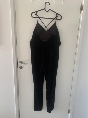 Byxdress i sammet - Svart byxdress i sammet från Bikbok. Storlek S. 