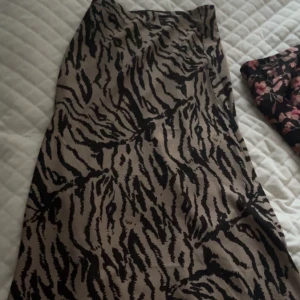 Kjolar - Säljer två kjolar den svart/bruna är längre och man ser inte hela på bild så kom privat för fler bilder. En är ifrån online och den andra från lager 157. Köp båda för 175 kr, gör även att köpa en och en💕💕