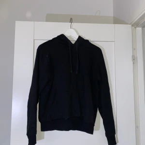 Svart hoddie - Svart hoddie som är använd men använda aldrig längre!