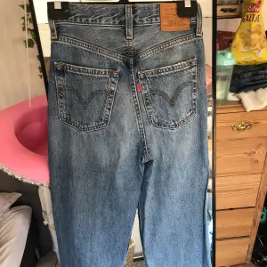 Ett par blåa Levis jeans som har blivit för små för mig 