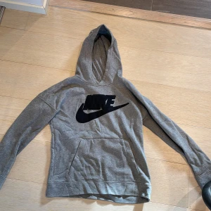 Nike hoodie - Nike hoodie i barnstorlek XL (13-15år). Tröjan är i bra skick 