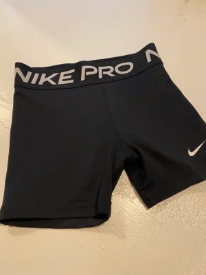 Nike Pros shorts - Nike PRO shorts, kommer inte till användning.💕 Knappt använda så i utmärkt skick🙌🙌