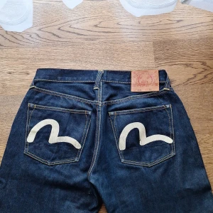 Evisu jeans - Ny upplaga då jag inte kommer åt mitt gamla konto. Passar mig perfekt, kolla bion för mått. Ingen direkt defekt på dem. Passar man men tror det är en dam modell. Skriv om ni har frågor eller funderingar :) (ps pris diskuterbart)