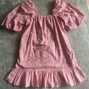 klänning - supersöt klänning från zara som endast är använd en gång och är som ny! säljer pga att den inte kommer till användning 💞