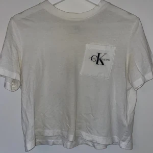 Calvin Klein t-shirt - Vit t-shirt med en liten ficka i fram💖. Sparsamt använd🤗