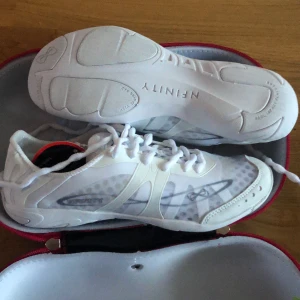 Nfinity vengeance cheer skor - Helt oanvända cheer skor från nfinity. Det var för små för mig. Väskan ingår. 
