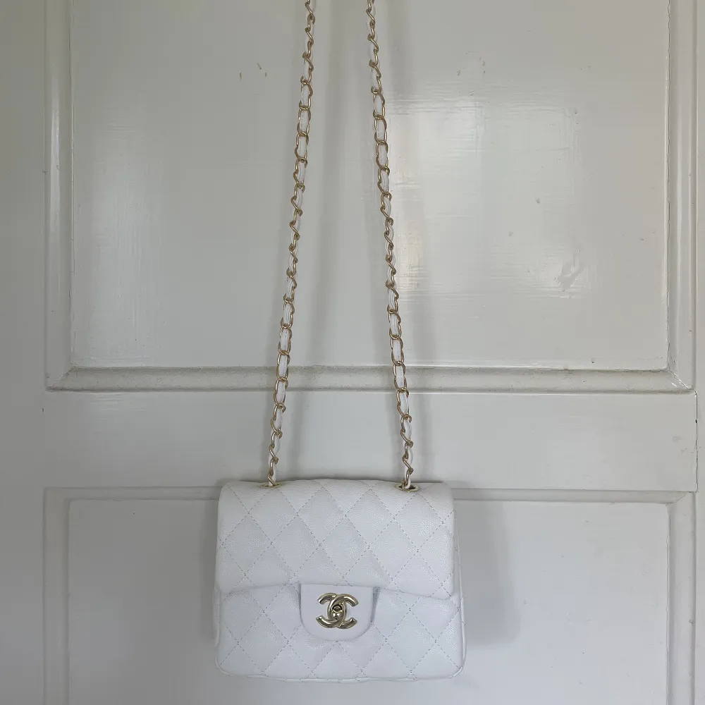 Chanel inspirerad väska i vit med gulddetaljer. Aldrig använd så är i nyskick.. Väskor.