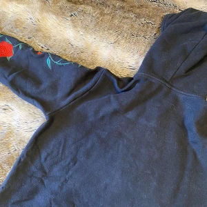 Hoddie  - Säljer denna hoddie då den ej kommer till användning något mer, storlek S 