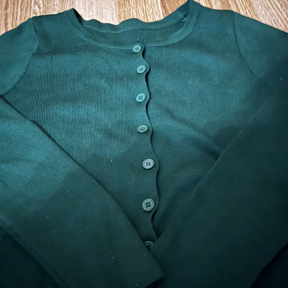 Mörkgrön croppad button down tröja. Storlek S men är ganska stretchig. . Skjortor.