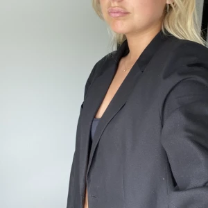 svart oversized blazer - Superfin och sparsamt använd men kommer ej till användning! Köpt från nelly i storlek 36, jag är 175cm för referens. Köparen står för frakten🖤
