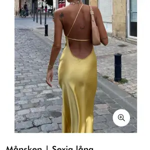 Sälja denna jätte fina silkes klänning från Nova Stockholm den är aldrig använd, köpte inför bal men använde en annan klänning! Köpt för 399 och den har band som går att spänna ut och in!